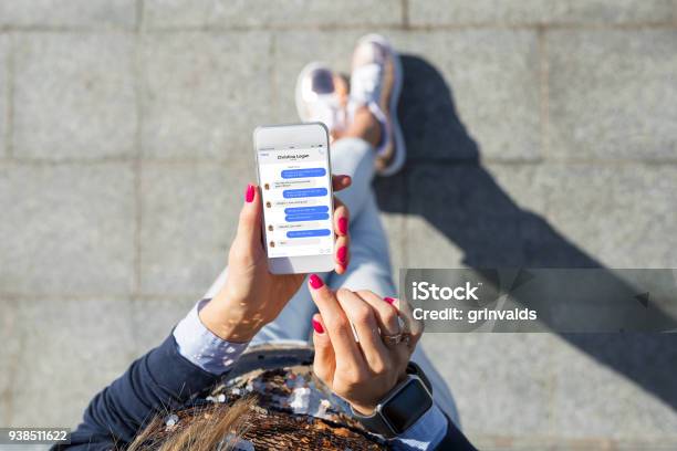 女性が携帯電話でインスタント メッセージング アプリケーションを使用して - オンラインメッセージのストックフォトや画像を多数ご用意 - オンラインメッセージ, 携帯電話, スマートフォン