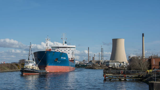 bro nyborg transport schiff köpfe zurück ins meer - tugboat towing nautical vessel industrial ship stock-fotos und bilder