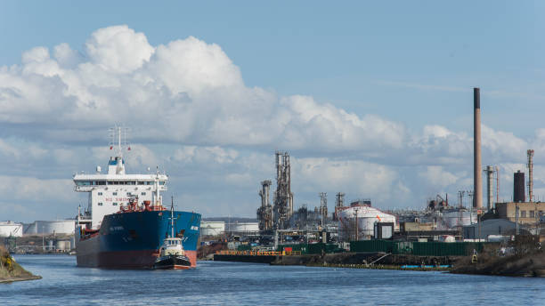 bro nyborg transport schiff köpfe zurück ins meer - tugboat towing nautical vessel industrial ship stock-fotos und bilder