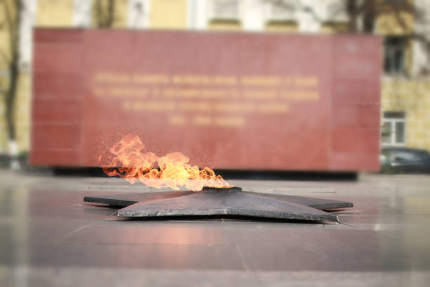 monumento fiamma eterna - war globe symbols of peace weapon foto e immagini stock