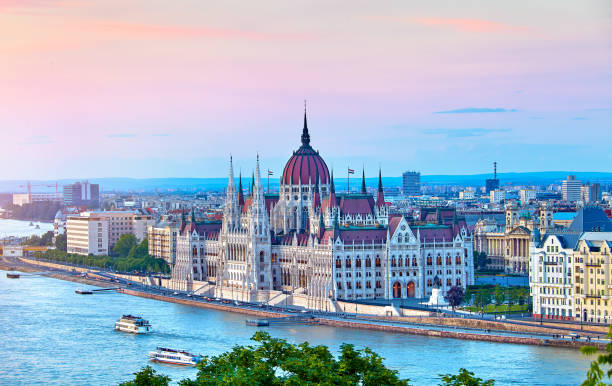 panorama avec le parlement hongrois à budapest - large dome photos et images de collection