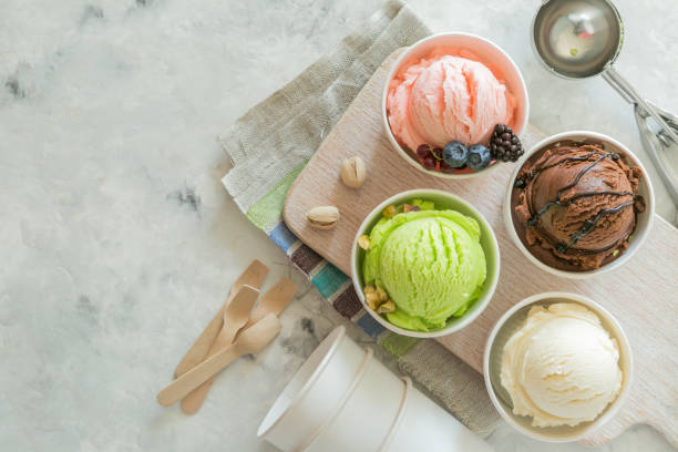 selección de porcionador de helado colores en conos de papel - scoop ice cream frozen cold fotografías e imágenes de stock
