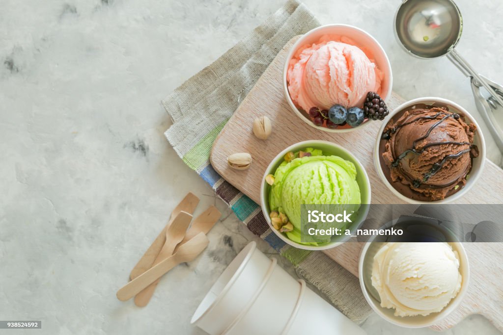 Seçim kağıt koniler olarak renkli dondurma kaşık toz - Royalty-free Dondurma Stok görsel