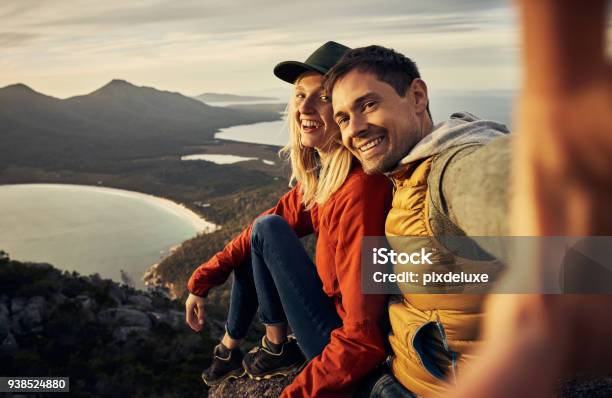 Die Perfekte Kulisse Für Unsere Liebe Stockfoto und mehr Bilder von Paar - Partnerschaft - Paar - Partnerschaft, Selfie, Wandern