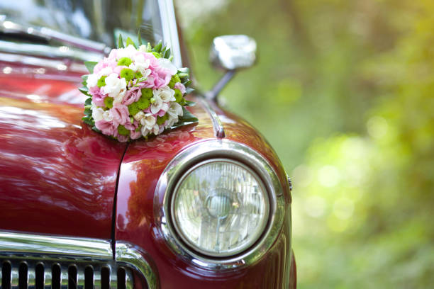 istock Beautiful wedding bouquet on vintage wedding car 938547222