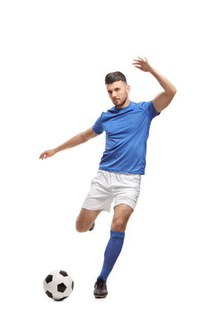 jugador de fútbol pateando una pelota de fútbol - volley kick fotografías e imágenes de stock