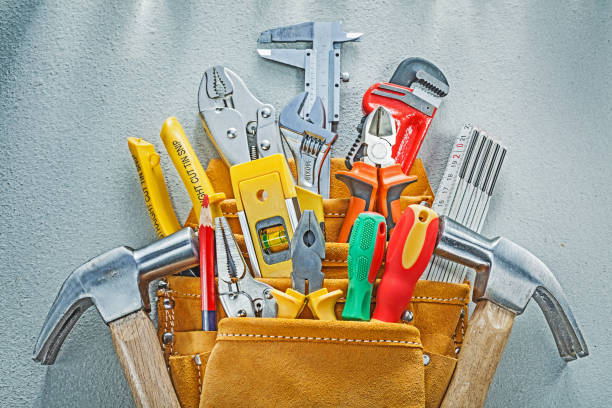 istock Composition of construction tooling in tool belt on concrete bac 938552182