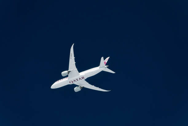 qatar boeing 787 en vol - boeing 787 qatar airways airplane aerospace industry photos et images de collection