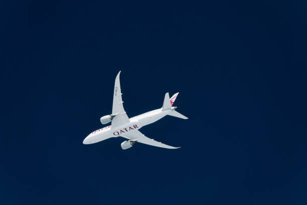 카타르 보잉 787 비행 - boeing 787 qatar airways airplane aerospace industry 뉴스 사진 이미지
