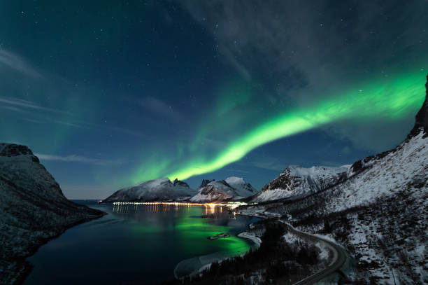 aurora boreal en senja, noruega - norwegian sea fotografías e imágenes de stock