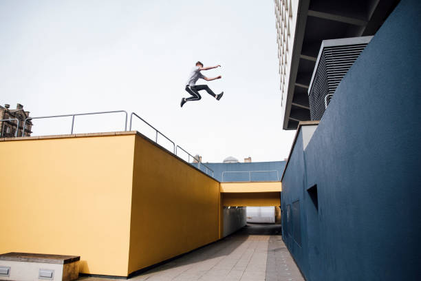 freerunner dans la ville - parkour photos et images de collection