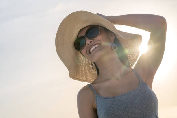 ritratto di una bella donna all'aperto che si gode l'estate - sun protection foto e immagini stock
