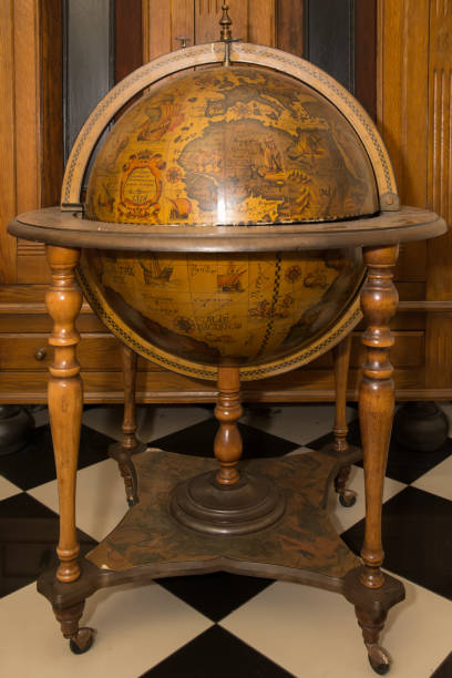 vieux bois globus - sphere library globe old fashioned photos et images de collection