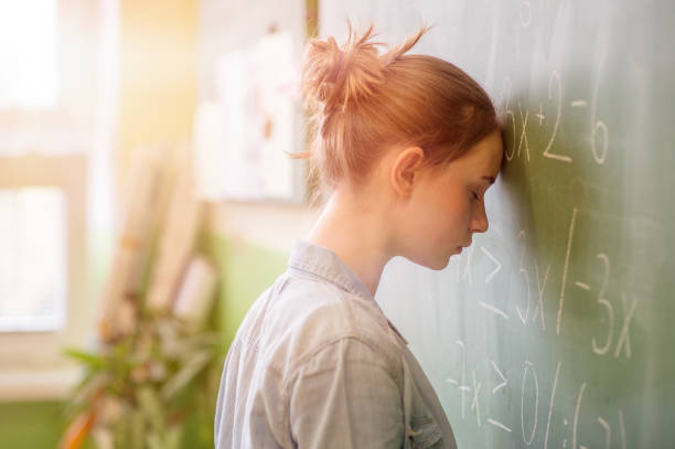 garota adolescente na aula de matemática oprimida pela fórmula matemática. conceito de pressão, educação, sucesso. - nerd student female exam - fotografias e filmes do acervo