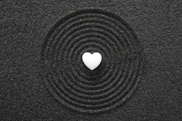 japanese zen garden with white stone heart in textured sand - yin yang symbol fotos imagens e fotografias de stock