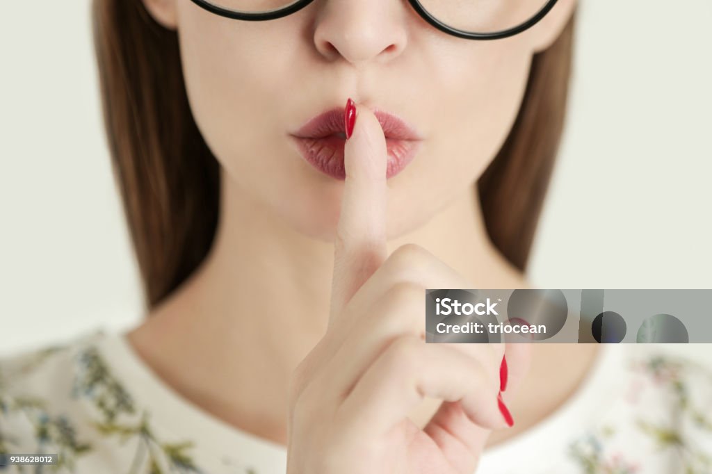 Dedo sobre labios; Silencio gesto - Foto de stock de Secreto libre de derechos