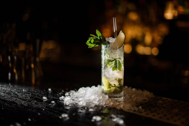 バーでおいしいカクテル カイピリーニ��ャ立ってスタンドします。 - cocktail bar caipirinha drink ストックフォトと画像