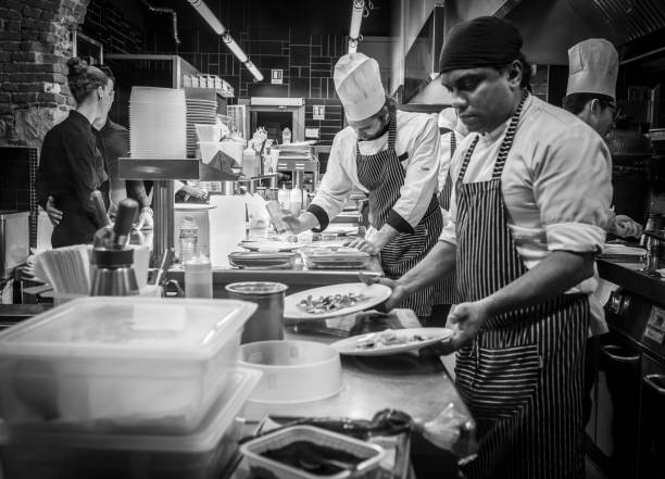 シェフは、イタリア、ミラノ、イタリアのレストランでメール コースを用意 - photography black and white restaurant italy ストックフォトと画像