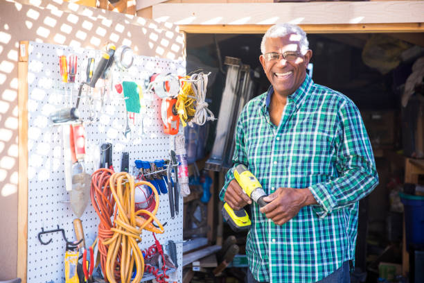 uomo nero senior in tool shed - pegboard foto e immagini stock