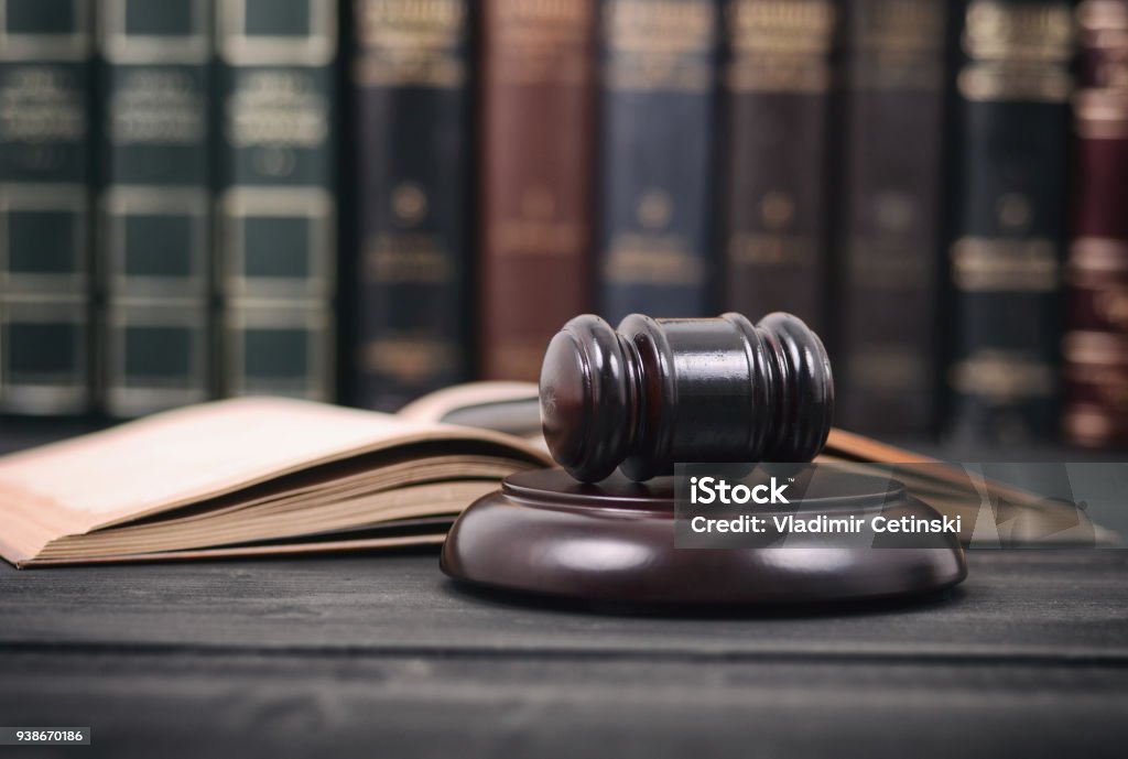 Libro de derecho y juez martillo foto sobre un fondo negro de madera, concepto de biblioteca de derecho. - Foto de stock de Biblioteca de derecho libre de derechos