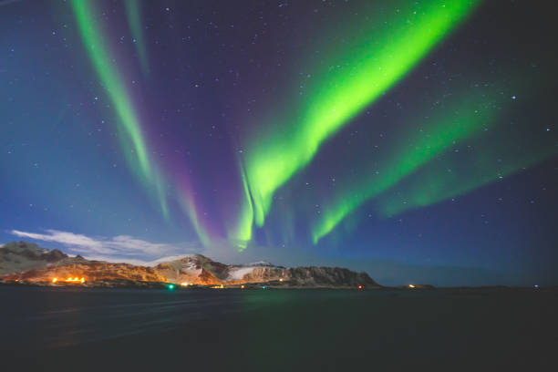 belle image de massif multicolore vert vibrant aurora borealis, aurora polaris, aussi connu sous l’aurores boréales dans le ciel nocturne au-dessus de la norvège, îles lofoten - tromso lofoten and vesteral islands lofoten norway photos et images de collection