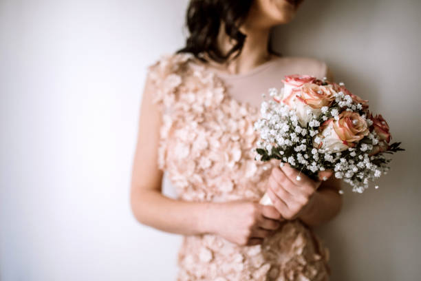 Fashionable bride & wedding bouquet