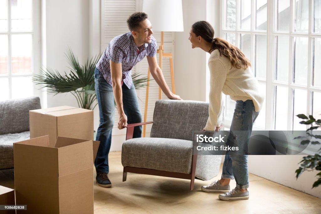 Pareja silla, colocar muebles en nueva casa - Foto de stock de Muebles libre de derechos