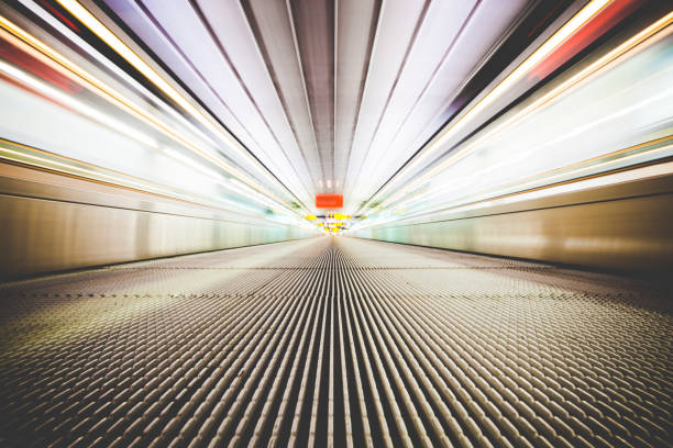 scala mobile in aeroporto - moving walkway escalator airport walking foto e immagini stock