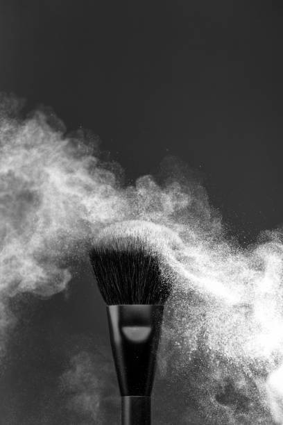 makeup brush with face powder in black and white - face powder exploding make up dust imagens e fotografias de stock