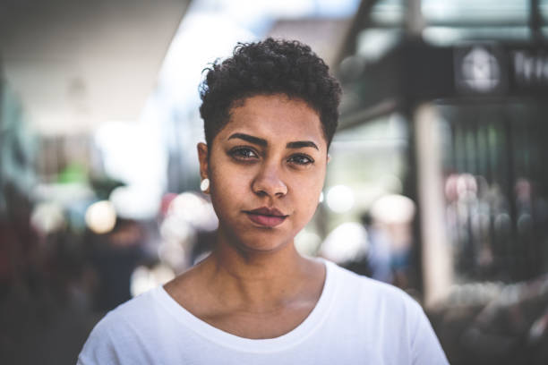 retrato de una chica  - stern fotografías e imágenes de stock