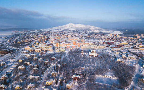 aerial vinter vy av kiruna, den nordligaste staden i sverige, lapplands, soliga vinterbild sköt från drone - fjäll sjö sweden bildbanksfoton och bilder