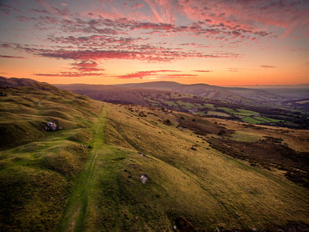 brecon beacons sunset - brecon beacons photos et images de collection