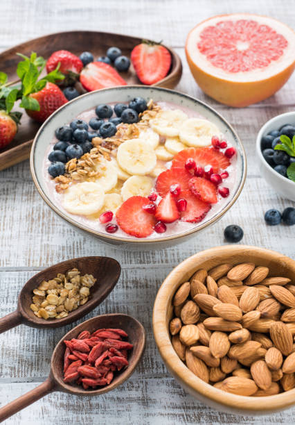 ciotola di frullato superfood sul vecchio tavolo bianco. stile di vita sano - almond bowl ceramic food foto e immagini stock