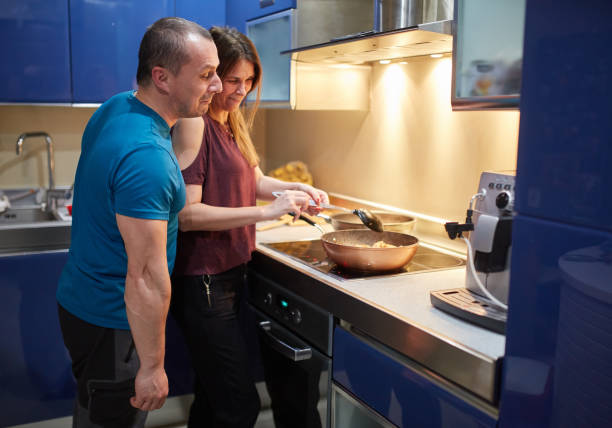 istock Couple cooking at home 938727482