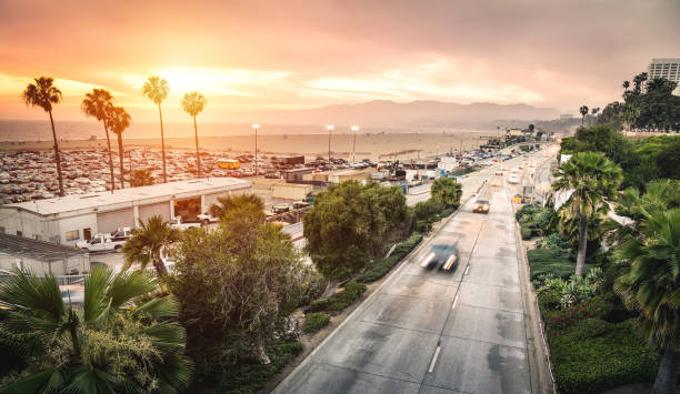 panoramische luftaufnahme des ocean ave autobahn in santa monica beach bei sonnenuntergang - straßen von los angeles und kalifornien zustand umgibt - warme dämmerung farbfilter töne mit dunklen vignettierung - traffic street city of los angeles los angeles county stock-fotos und bilder