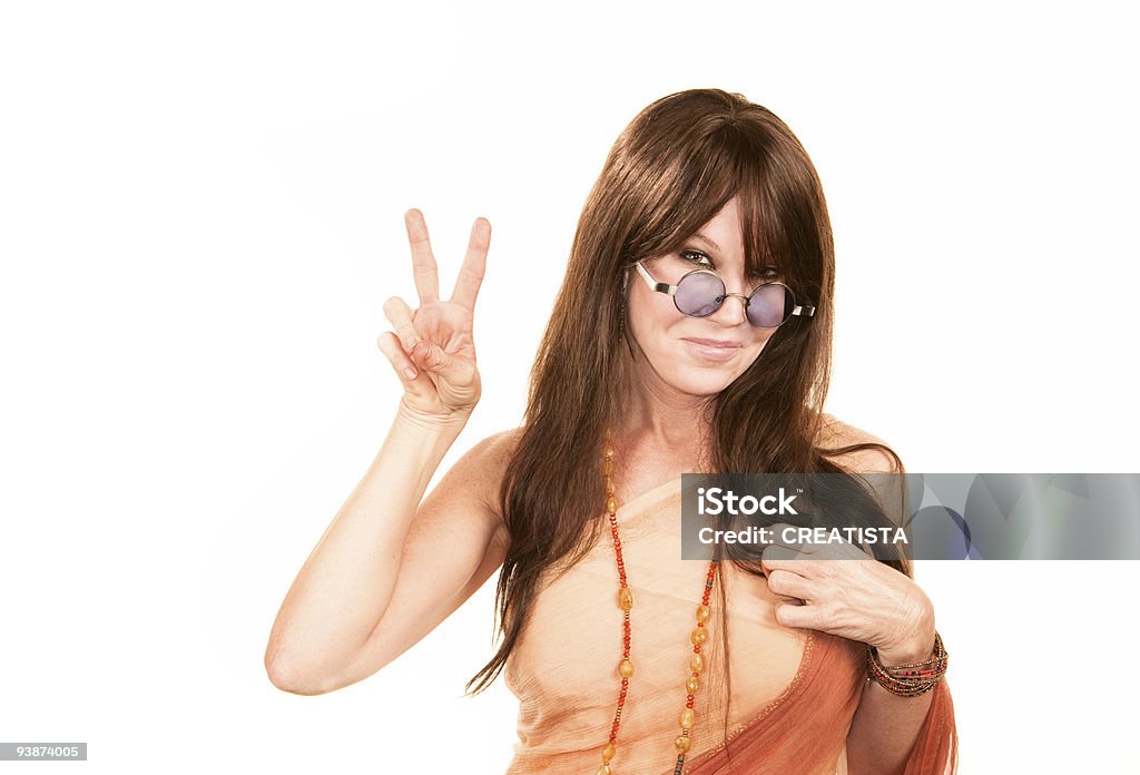 Graziosa Hippy Facendo un segno di pace - Foto stock royalty-free di 1960-1969