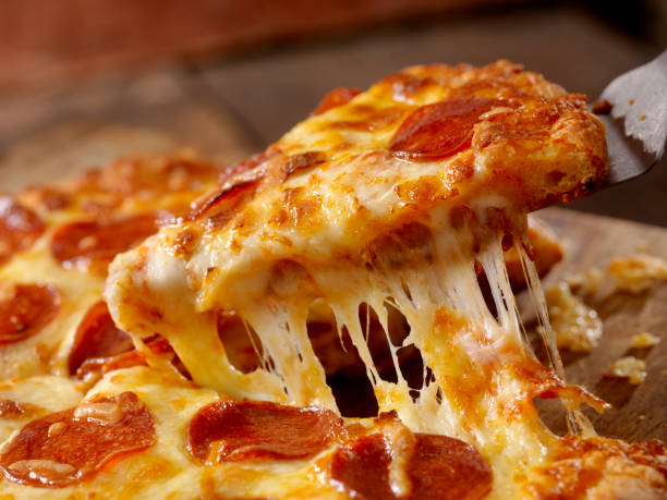 pizza de pepperoni cheesy - comida para llevar fotos fotografías e imágenes de stock