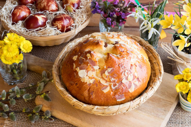 mazanec, традиционное чешское пасхальное тесто, похожее на горячую булочку - crocus easter spring flower стоковые фото и изображения