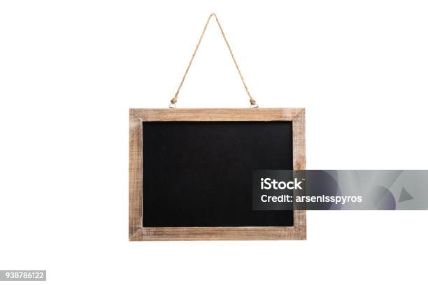 空白のビンテージ黒板木製フレーム吊り下げロープの白い背景の分離 - 黒板のストックフォトや画像を多数ご用意 - 黒板, スレート, 標識