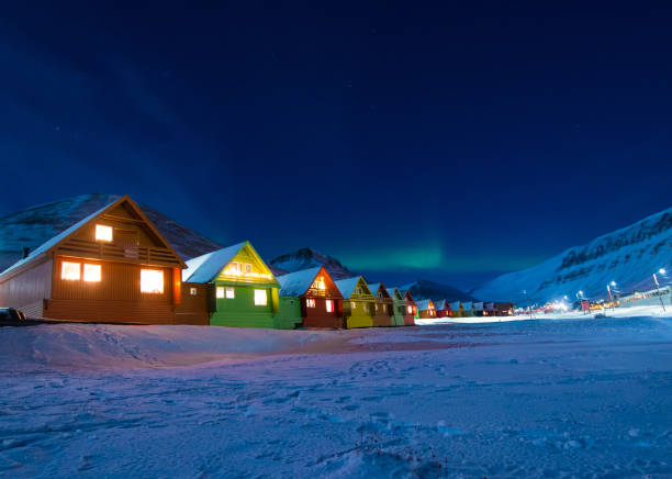 luces del norte ártico aurora boreal cielo estrella en noruega de svalbard en longyearbyen montañas de la ciudad - tromso fjord winter mountain fotografías e imágenes de stock