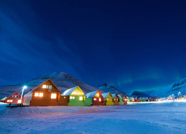 luces del norte ártico aurora boreal cielo estrella en noruega de svalbard en longyearbyen montañas de la ciudad - tromso fjord winter mountain fotografías e imágenes de stock