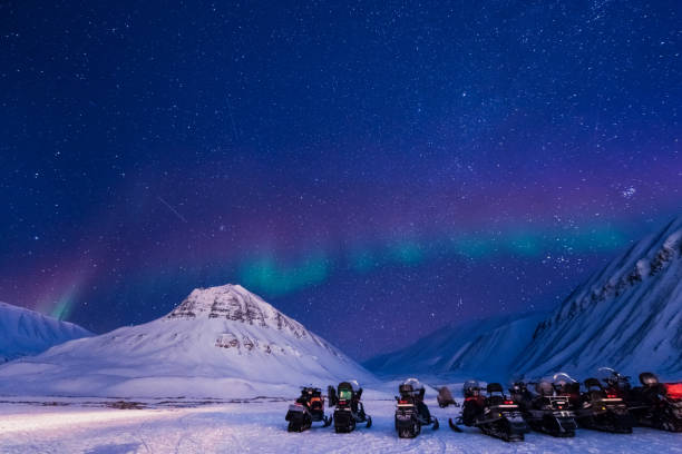 арктическое северное сияние полярное сияние бореалис небо звезды в норвегии шпицберген в горах города longyearbyen - snowmobiling adventure snow travel стоковые фото и изображения