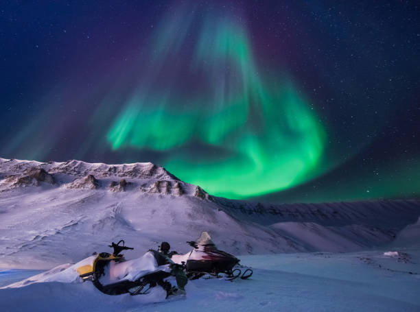 aurora boreale artica aurora boreale stella del cielo in norvegia svalbard nelle montagne della città di longyearbyen - snowmobiling snow winter mountain foto e immagini stock