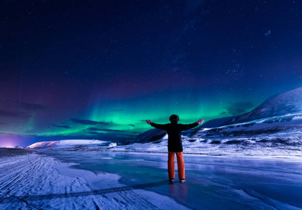 arctique aurores boréales aurora borealis ciel étoile de norvège svalbard à longyearbyen ville mountains - svalbard islands photos et images de collection