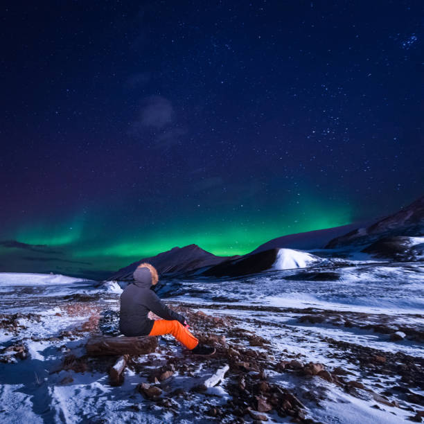 luces del norte ártico aurora boreal cielo estrella en noruega de svalbard en longyearbyen montañas de la ciudad - svalbard islands fotografías e imágenes de stock