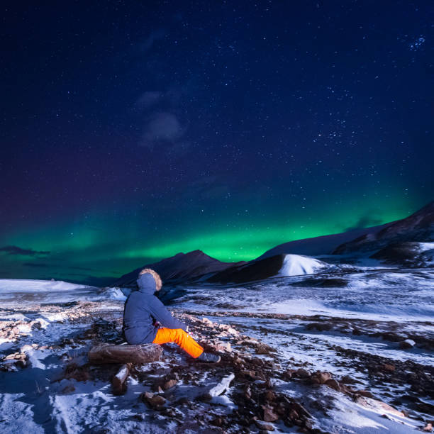 luces del norte ártico aurora boreal cielo estrella en noruega de svalbard en longyearbyen montañas de la ciudad - svalbard islands fotografías e imágenes de stock