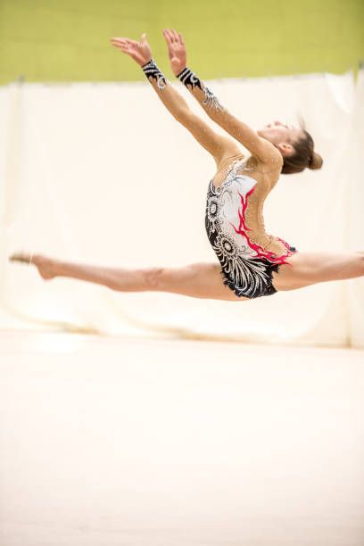 retrato de atleta de ginástica rítmica no ar - skill side view jumping mid air - fotografias e filmes do acervo