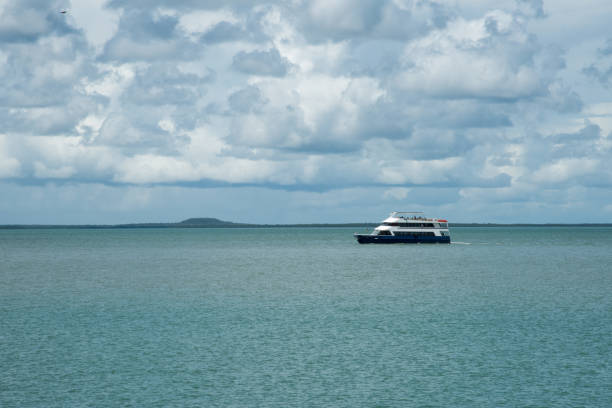 charles darwin harbour cruise in der timorsee - darwin australia northern territory harbor stock-fotos und bilder