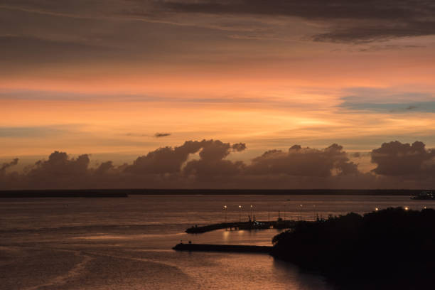 tramonto di darwin sul mare di timor - darwin australia northern territory harbor foto e immagini stock