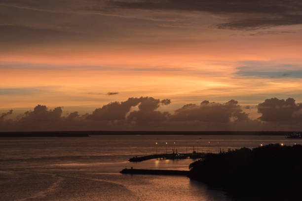 zachód słońca darwin nad morzem timorskim - darwin northern territory australia sunset zdjęcia i obrazy z banku zdjęć